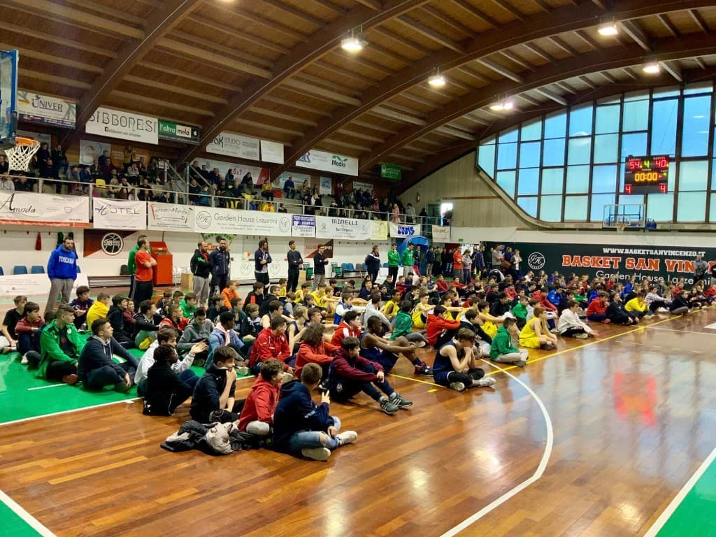 Giovani atleti riuniti sul parquet dopo le gare del Trofeo Carloni